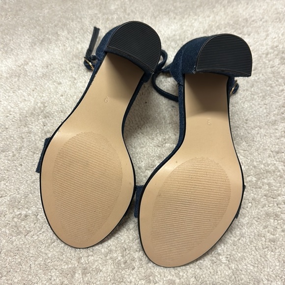 Never worn Michael Shannon size 9 denim 4” block heel - Picture 3 of 3